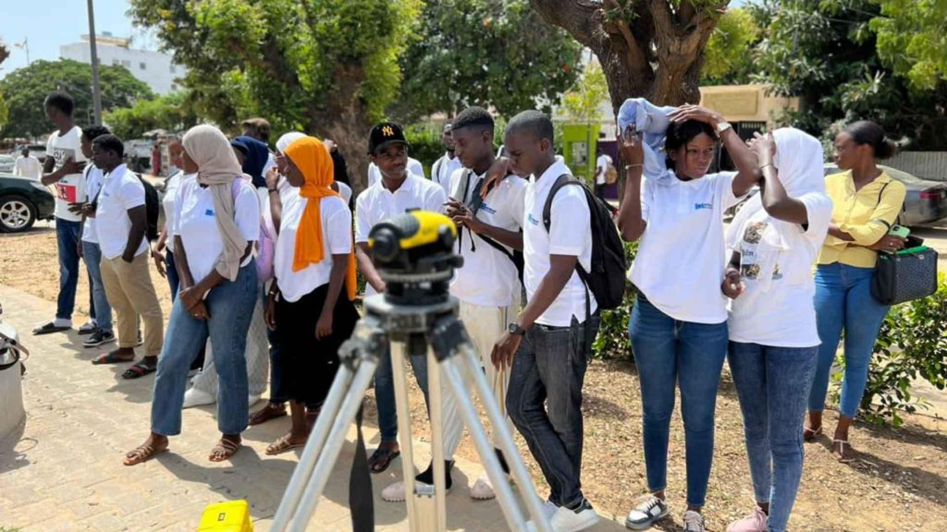 Les étudiants de Batisup en cours pratique de géomatique topographie